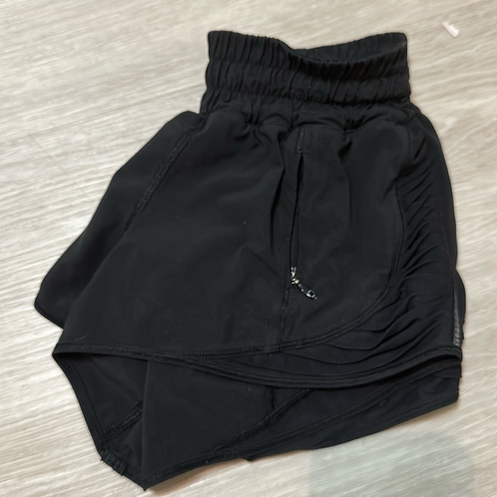 Lululemon Hotty Hot short (2.5 in) w ruffle going down side in Black, Size 2.